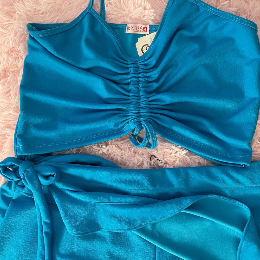 Two piece set - Picture 3 of 3